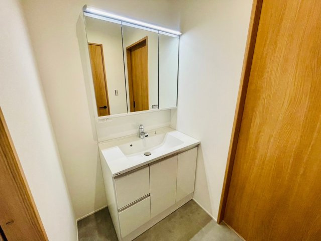 西七条北衣田町　建築条件付土地　３階建プランの独立洗面台|【施工例】化粧品やタオル、日用品をまとめてしまえる収納付化粧台。朝の身支度もスムーズにできます♪