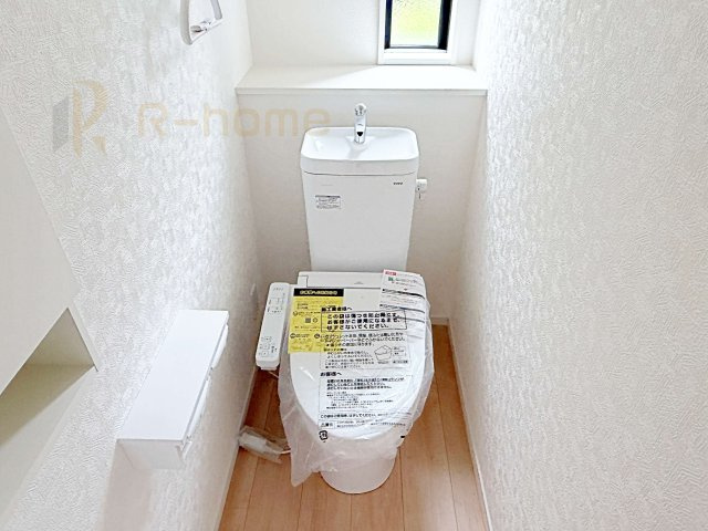 筑西市二木成第2　新築戸建て　4号棟のトイレ|小窓が付いた明るいトイレ♪
温水洗浄便座付きです。