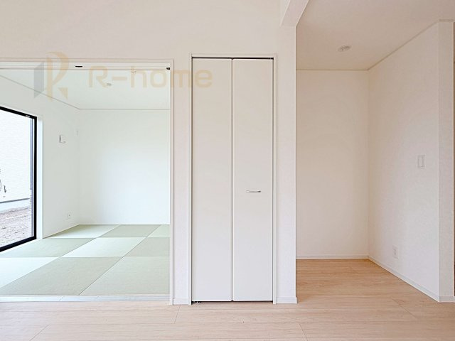 筑西市二木成第2　新築戸建て　4号棟の収納|掃除道具などの収納に便利なリビングクローゼット♪