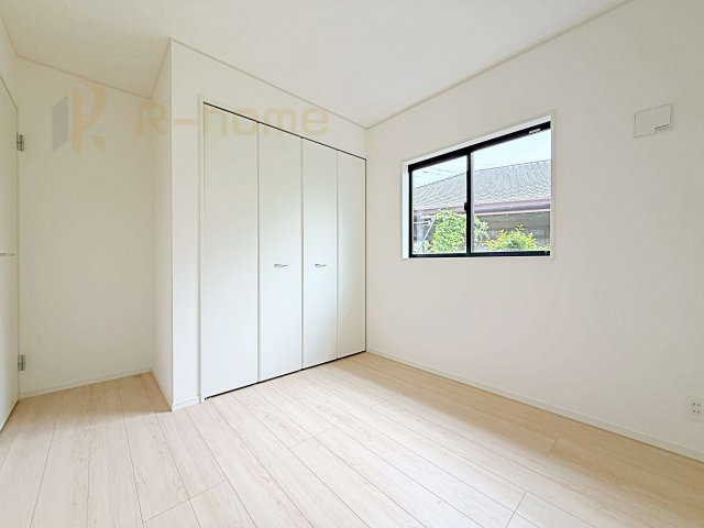 筑西市二木成第2　新築戸建て　4号棟の洋室|どんな部屋家具も合わせやすいシンプルな洋室！
たっぷりの日差しと心地よい風が舞い込む住まい♪