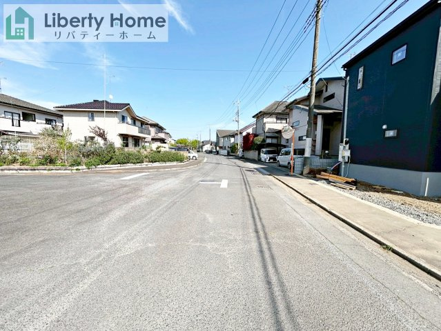 小美玉市清風台団地６期　新築戸建の前面道路含む現地写真