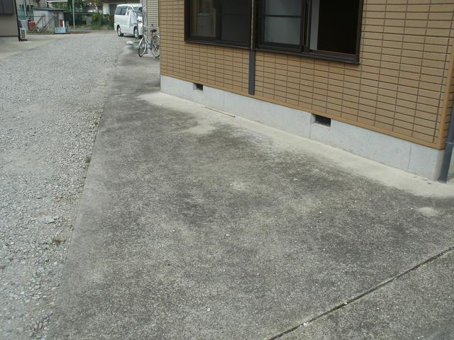 高田戸建の駐車場| 