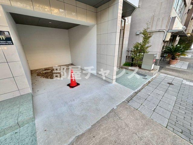 THE RESIDENCE SHINSAKAEの駐車場
