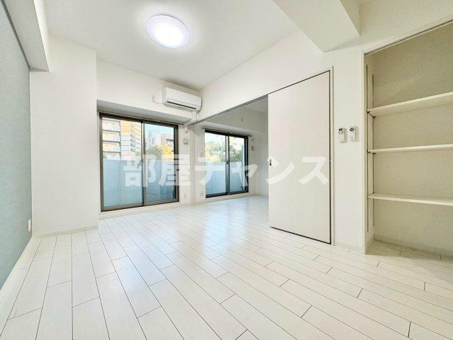 THE RESIDENCE SHINSAKAEの居間・リビング