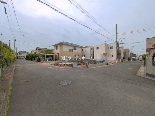 越谷市東越谷15期　新築一戸建て　2号棟の前面道路含む現地写真