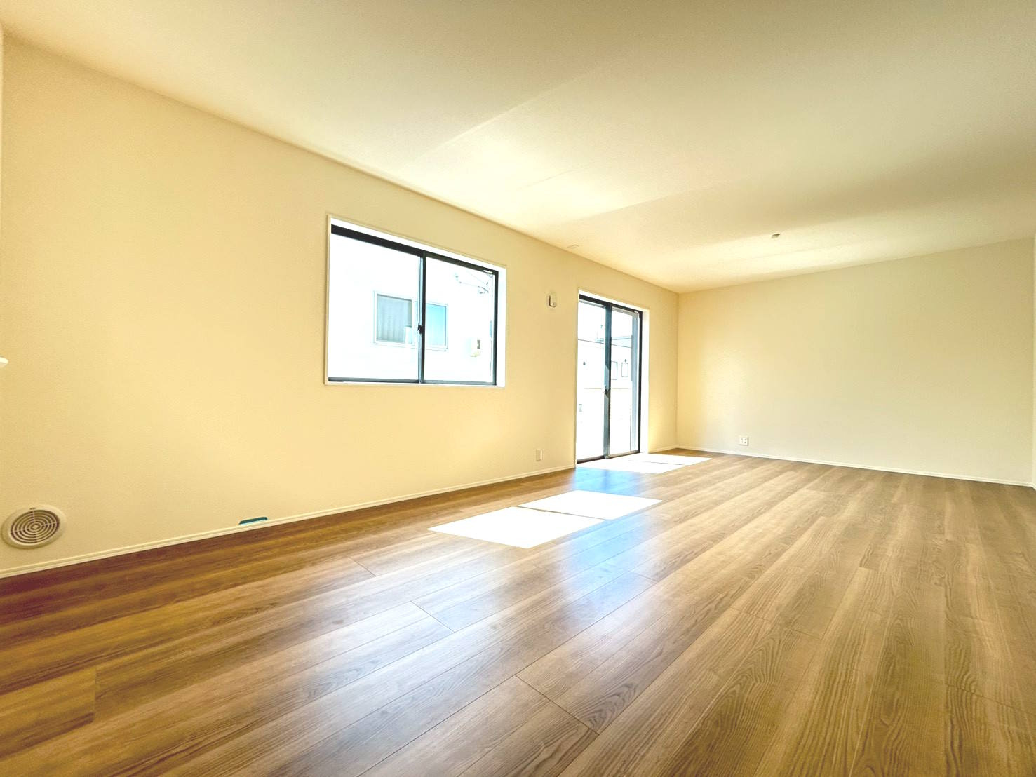 リーブルガーデン　一宮市時之島第7　全19区画分譲の居間・リビング|明るい日差しをふんだんに取り込んだリビングダイニングは家族の笑顔につつまれた素敵な空間になります。
一建設の家は精度が高く丈夫な工法を採用し、「住宅トップランナー基準」に対応しています。
