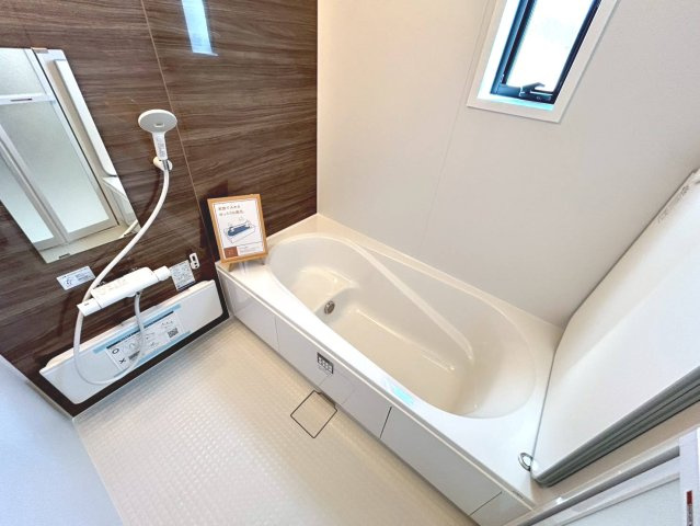 リーブルガーデン　一宮市時之島第7　全19区画分譲の浴室|明るく清潔感がある浴室。浴槽は環境にやさしい節水タイプ。浴槽内ステップで半身浴、親子入浴も安心です。
洗い場の床は乾きやすく滑りにくい快適仕様、水はけが良くカビの発生を軽減できます。

