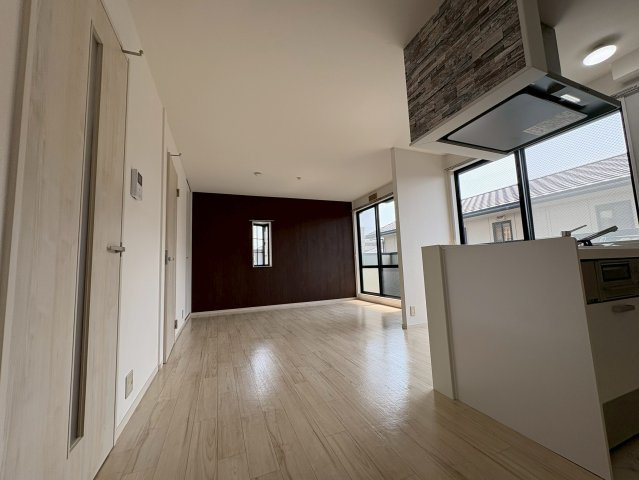 ツインコート弐番館の居間・リビング|こちらのリビングで趣味の時間をお楽しみください