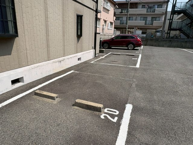 ツインコート弐番館の駐車場|車をお持ちの方に嬉しい駐車場付きの物件です