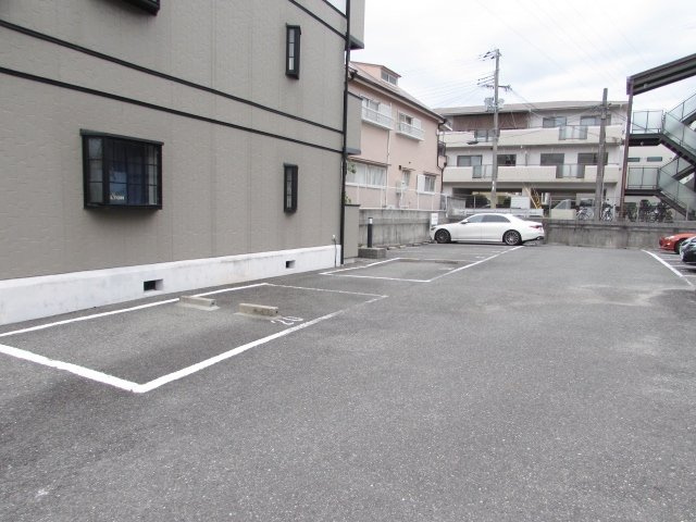 ツインコート弐番館の駐車場|駐車場があるので、車を買う予定の方も安心です