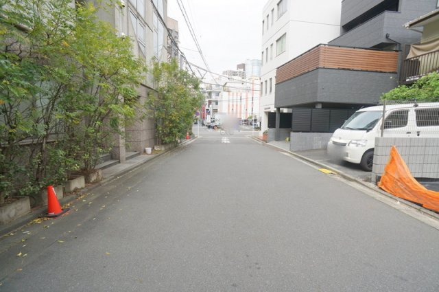東麻布２　土地の前面道路含む現地写真|南側公道　幅員約6.0m　間口約6.9m
北側公道　幅員約4.0m　間口約8.09m