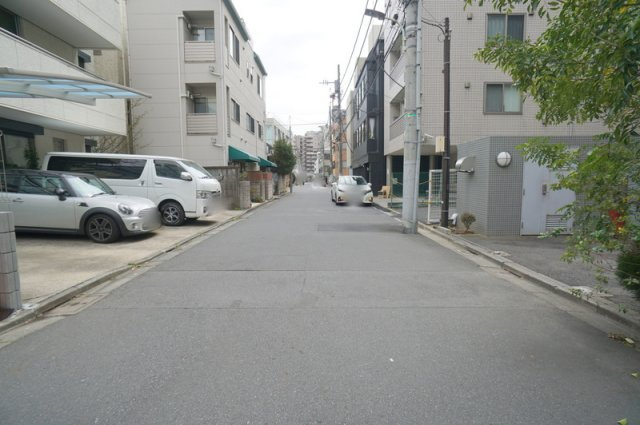東麻布２　土地の前面道路含む現地写真|南側公道　幅員約6.0m　間口約6.9m
北側公道　幅員約4.0m　間口約8.09m