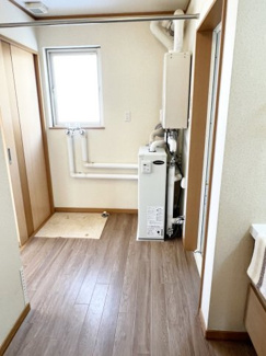 【独立洗面台】 | 手稲区星置3-6 南西角地の3階建住宅 | ２方動線の広々ユーティリティで家事も楽々♪