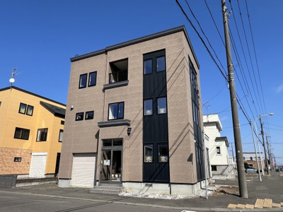 【外観】 | 手稲区星置3-6 南西角地の3階建住宅 | ホーム企画センター炭の家・下手稲通沿い・電動シャッター車庫の３階建住宅♪