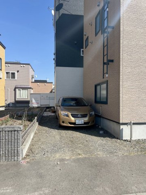 【駐車場】 | 手稲区星置3-6 南西角地の3階建住宅 | 建物横の駐車スペースも広々しています♪
