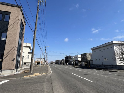 【前面道路含む現地写真】 | 手稲区星置3-6 南西角地の3階建住宅 | 敷地南側・下手稲通に面してアクセス良好です♪