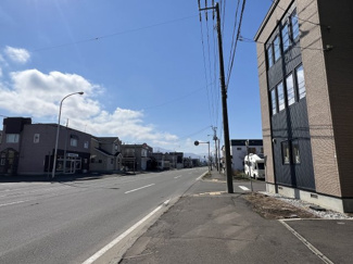 【前面道路含む現地写真】 | 手稲区星置3-6 南西角地の3階建住宅 | 周辺は公園も近く緑豊かな住宅街です♪