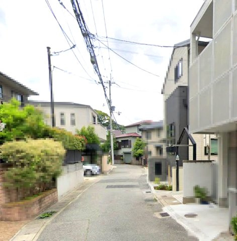 西宮市神園町の前面道路含む現地写真|前面道路は歩道も整備され、小さなお子様にも安心
接道：西向き　4ｍ