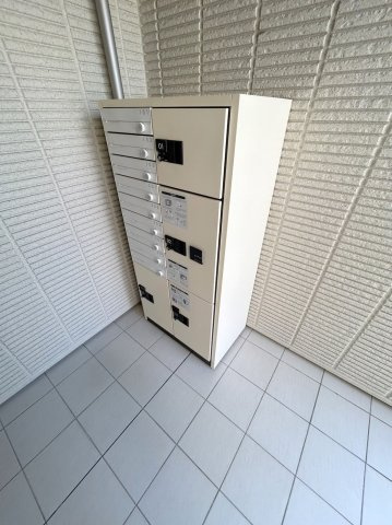 ＣＲＥＳＴ　自由が丘のロビー|集合ポスト＆宅配ＢＯＸ完備！