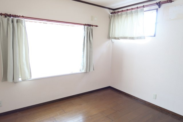 野洲市西河原　中古戸建の洋室