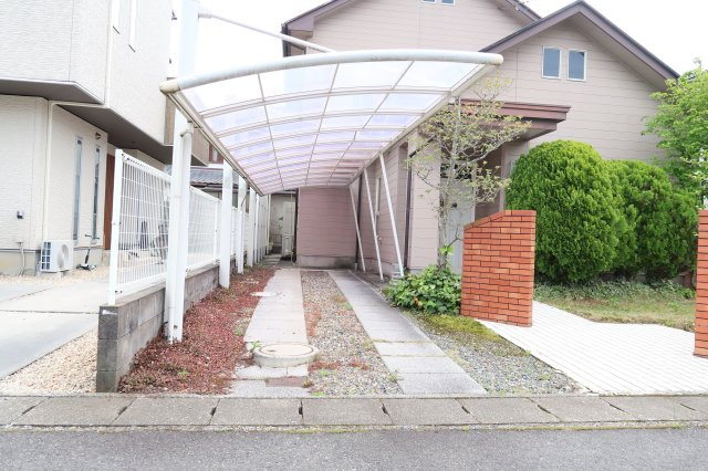 野洲市西河原　中古戸建の駐車場