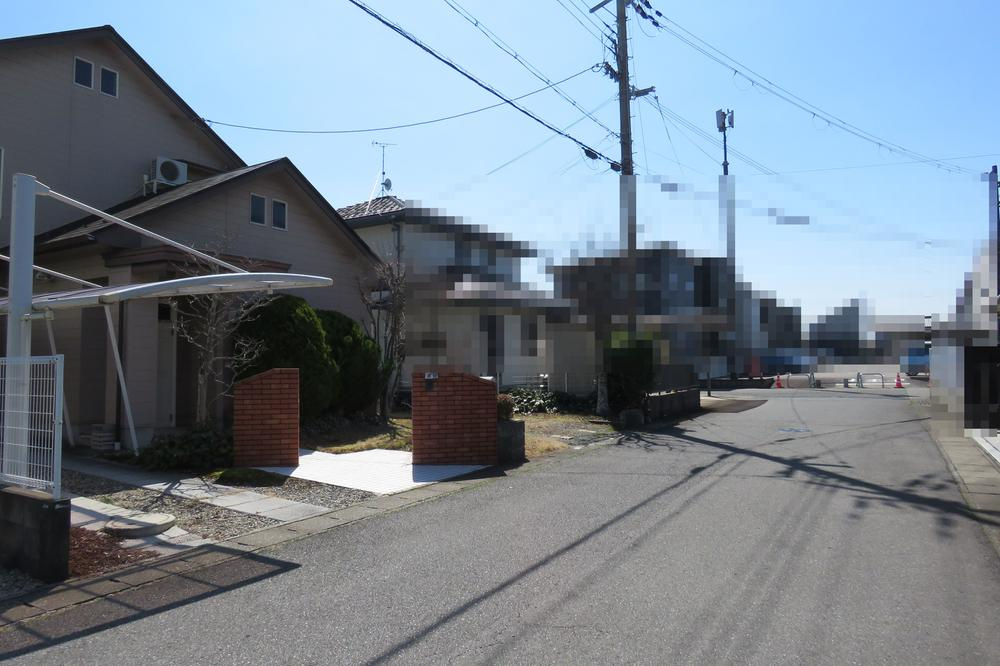 野洲市西河原　中古戸建の前面道路含む現地写真