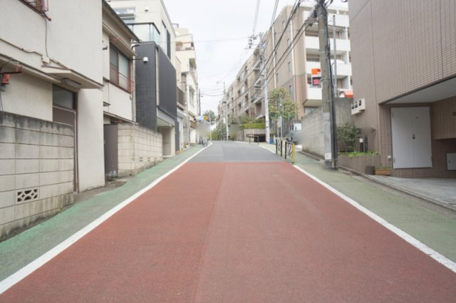 本郷５　ビルの周辺|南東側私道　幅員約1.8m　間口約9.9m