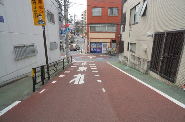 本郷５　ビルの周辺|南東側私道　幅員約1.8m　間口約9.9m