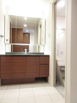 【洗面所】 | プラウドタワー千代田富士見 | 洗面台　※2023年9月撮影の写真