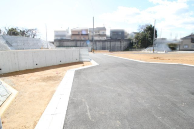 福井町　建築条件付き　売土地　【高台】　の前面道路含む現地写真