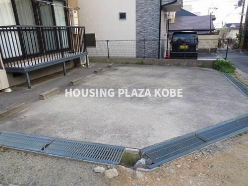 ティーズ潮見台の駐車場