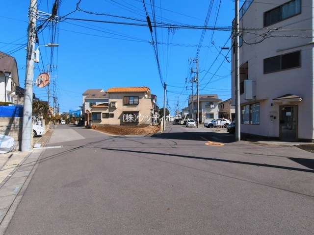 越谷市袋山　新築一戸建ての前面道路含む現地写真