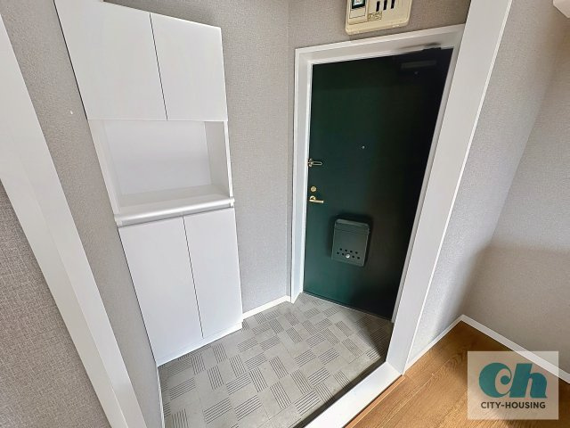 スカイライフハイツ 301号室の玄関