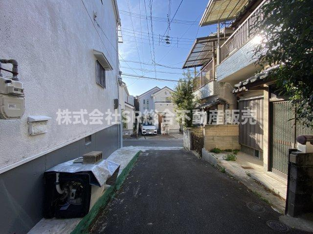 日下町1丁目中古戸建の前面道路含む現地写真|リフォームや住宅ローン・東大阪市の不動産の事なら弊社にお任せ下さいませ！
各地域の特徴・グルメ・裏道やその他、細かい情報等も熟知した
東大阪市出身のスタッフが新生活を送るお客様をサポート致します！