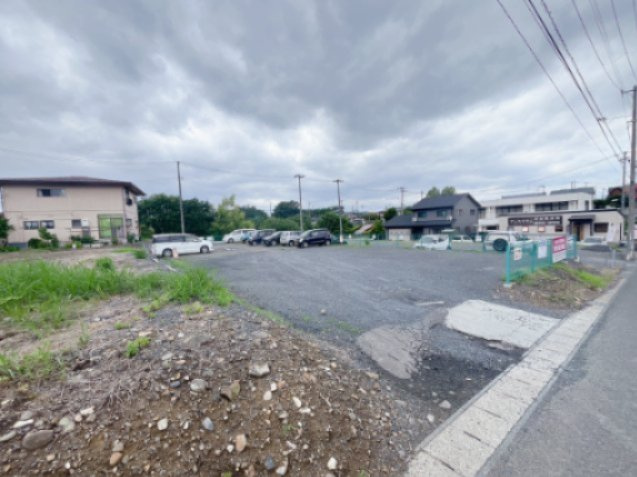 西口　松田駐車場の外観|現地写真。東側は耳鼻科さんの駐車場となります。
