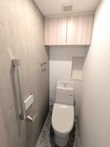 GRANSITE蔵前のトイレ|洗面室と独立した温水洗浄便座です
