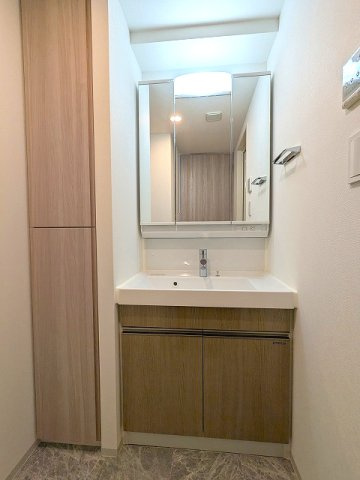 GRANSITE蔵前の設備|トイレと独立した洗面脱衣室、三面鏡付ハンドシャワー付洗面台です