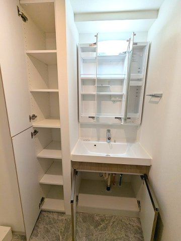 GRANSITE蔵前の設備|トイレと独立した洗面脱衣室、三面鏡付ハンドシャワー付洗面台です