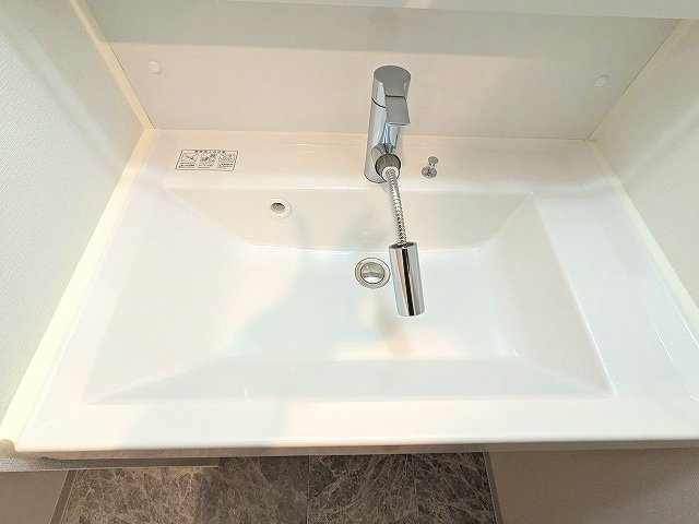 GRANSITE蔵前の設備|トイレと独立した洗面脱衣室のハンドシャワー付洗面台です