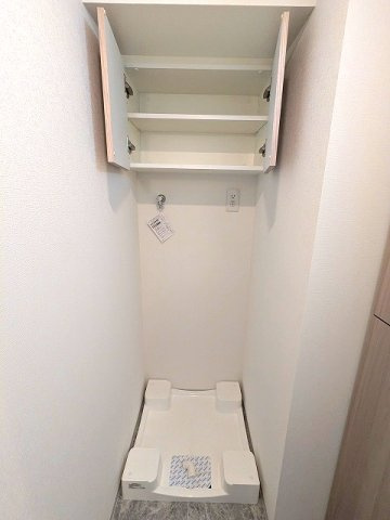 GRANSITE蔵前の設備|トイレと独立した洗面脱衣室の洗濯機置場は排水口のお手入れしやすい様に手前中央に配置し、足高の防水パンです