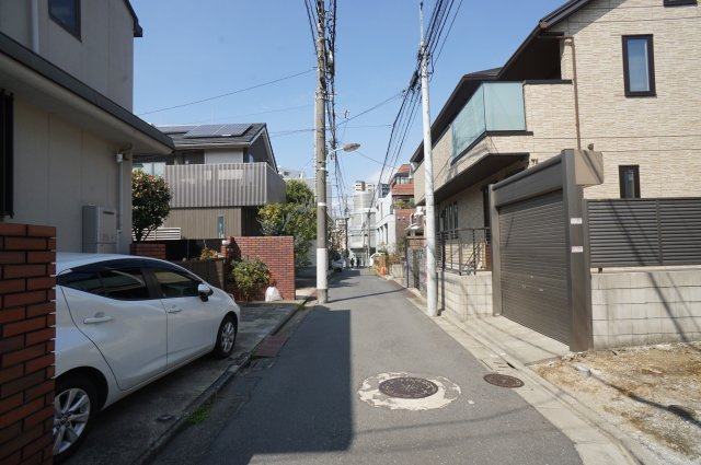 初台１　土地の前面道路含む現地写真|南側公道　幅員約3.5m　間口約8.8m
西側公道　幅員約3.5m　間口約2.4m