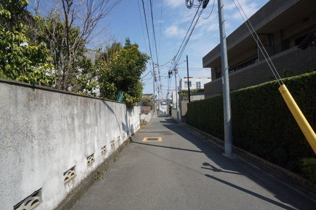 初台１　土地の前面道路含む現地写真|南側公道　幅員約3.5m　間口約8.8m
西側公道　幅員約3.5m　間口約2.4m