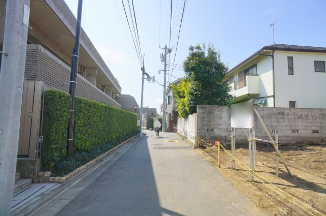初台１　土地の前面道路含む現地写真|南側公道　幅員約3.5m　間口約8.8m
西側公道　幅員約3.5m　間口約2.4m
