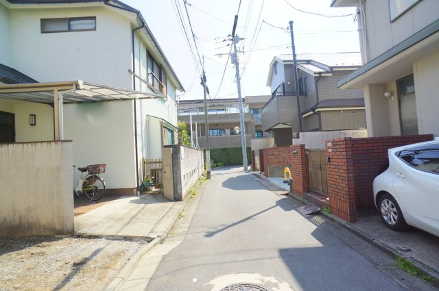 初台１　土地の前面道路含む現地写真|南側公道　幅員約3.5m　間口約8.8m
西側公道　幅員約3.5m　間口約2.4m