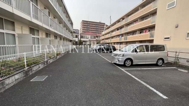 シュテルンの駐車場