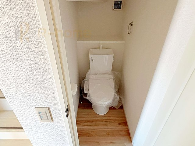 水戸市渡里町4期　新築戸建て　1号棟のトイレ|温水洗浄便座付きのトイレ。
トイレが２ヵ所設置で朝の忙しい時間でも安心です。