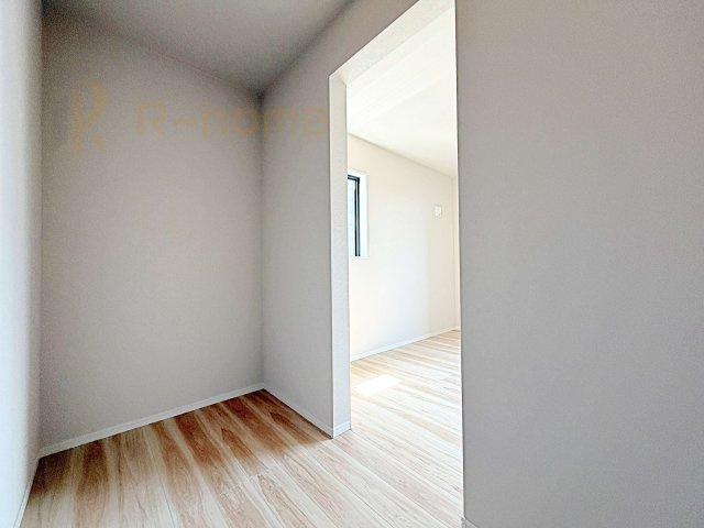 水戸市渡里町4期　新築戸建て　1号棟の収納|主寝室に大容量のウォークインクローゼット付き！季節ものもスッキリ収納できます♪