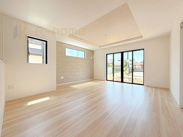 水戸市渡里町4期　新築戸建て　1号棟の居間・リビング|広くて明るいＬＤＫ♪ アクセントクロスがお洒落なくつろぎ空間！
