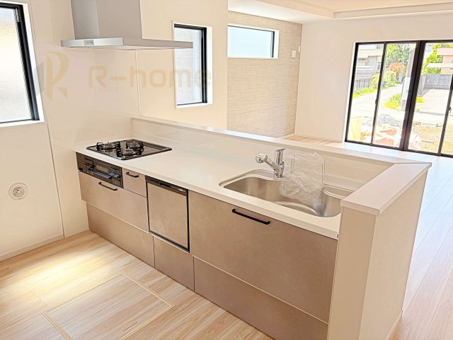 水戸市渡里町4期　新築戸建て　1号棟のキッチン|料理をしながら家族とコミュニケーションが取れる対面式システムキッチン。便利なビルトイン食洗機付き！