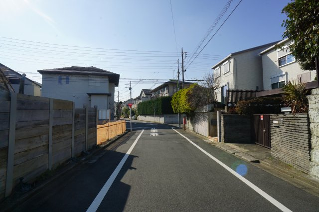 赤堤３　土地の前面道路含む現地写真|北側公道　幅員約5.9m　間口約15m
西側公道　幅員約5.9m　間口約29m